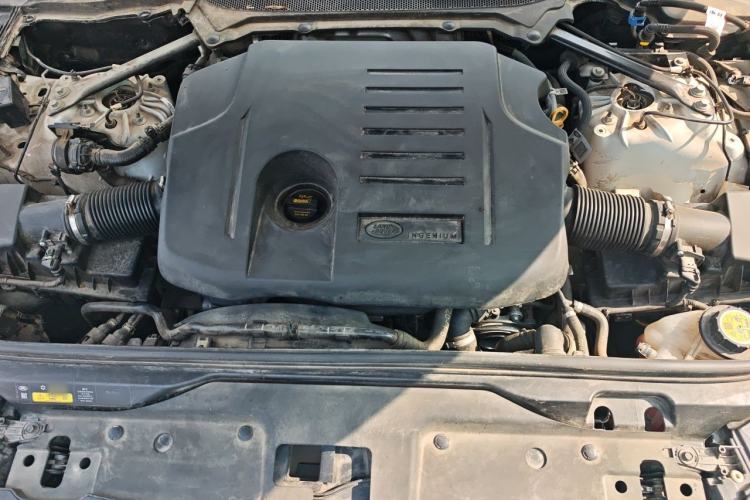 Used Land Rover Discovery 2023 Revised Version 360 PS R-Dynamic S Engine Bay