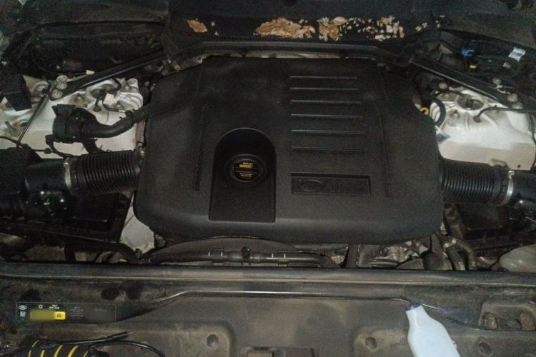 Used Land Rover Discovery 2023 360 PS R-Dynamic S Engine Bay