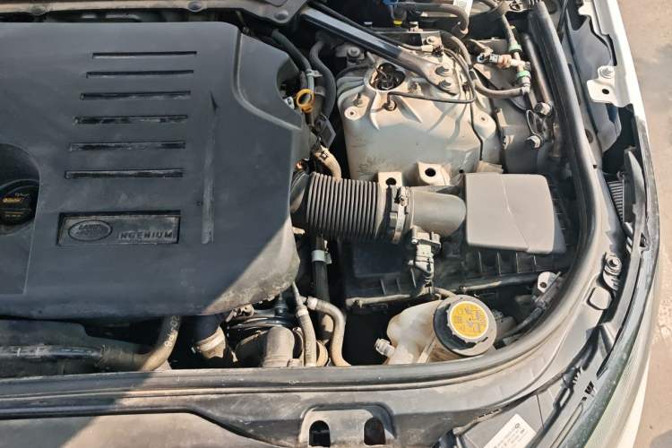 Used Land Rover Discovery 2023 Revised Version 360 PS R-Dynamic S Engine Bay Left