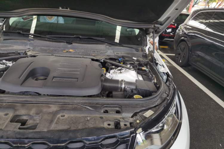 Used Land Rover Discovery 2023 Revised Version 360 PS R-Dynamic S Engine Bay Left