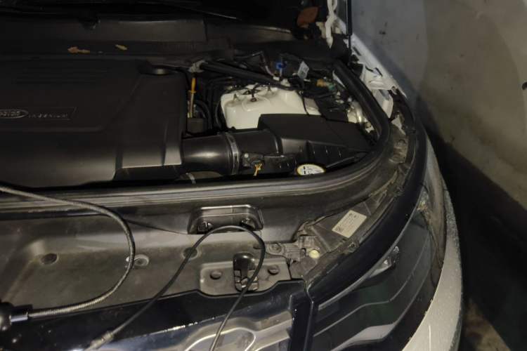 Used Land Rover Discovery 2023 300PS S Engine Bay Left