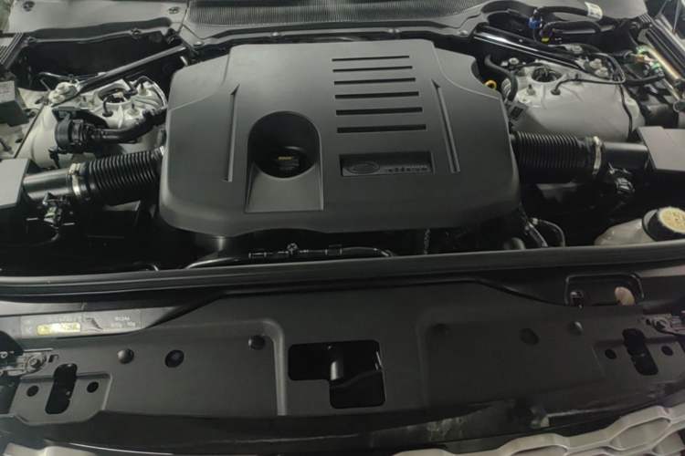 Used Land Rover Discovery 2023 360 PS R-Dynamic S Engine Bay