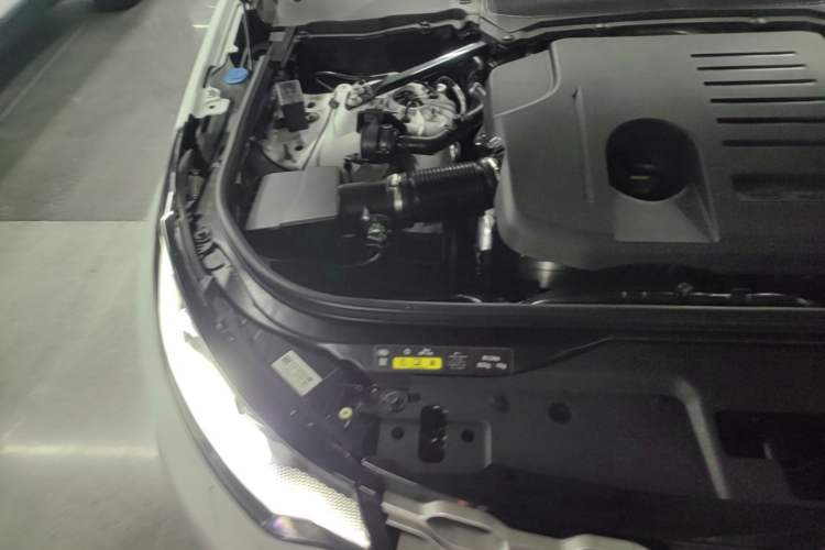 Used Land Rover Discovery 2023 360 PS R-Dynamic S Engine Bay Right