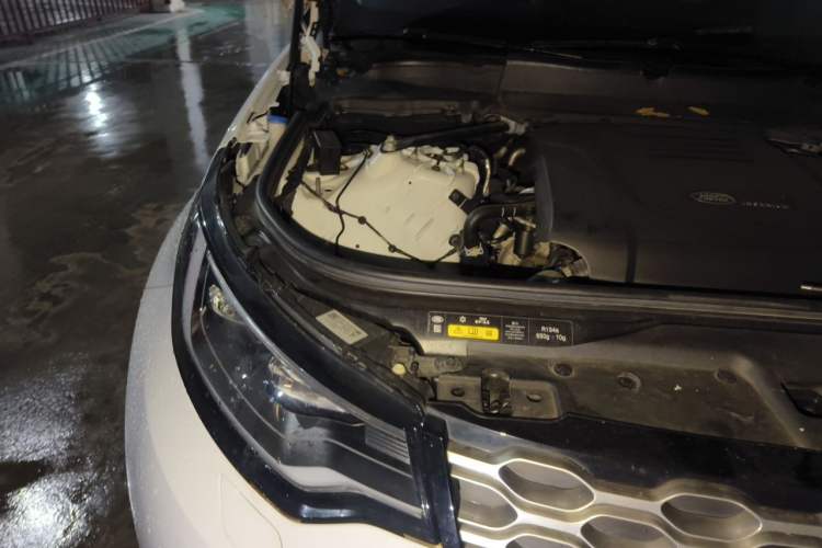Used Land Rover Discovery 2023 300PS S Engine Bay Right
