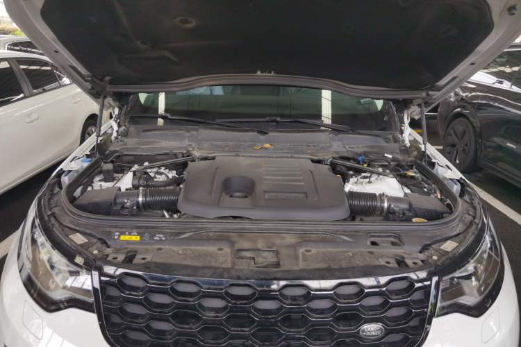 Used Land Rover Discovery 2023 Revised Version 360 PS R-Dynamic S Engine Bay