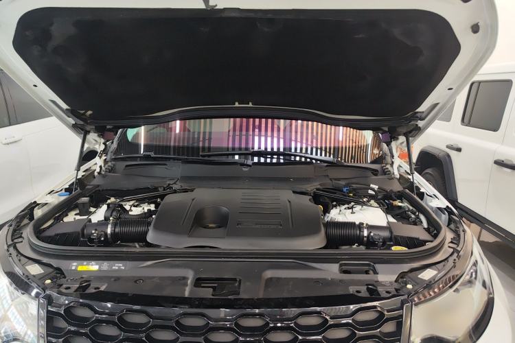 Used Land Rover Discovery 2023 Revised Version 360 PS R-Dynamic S Engine Bay