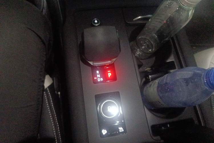 Used Land Rover Discovery 2023 360 PS R-Dynamic S Gear Lever