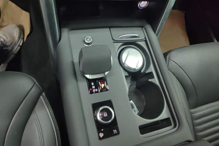Used Land Rover Discovery 2023 360 PS R-Dynamic S Gear Lever