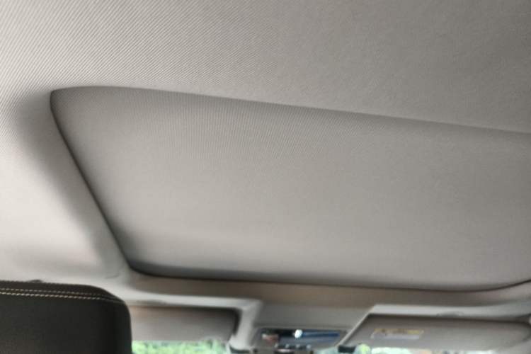 Used Land Rover Discovery 2023 Revised Version 360 PS R-Dynamic S Headliner