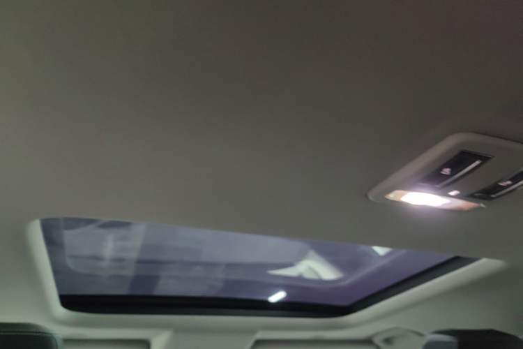 Used Land Rover Discovery 2023 360 PS R-Dynamic S Headliner