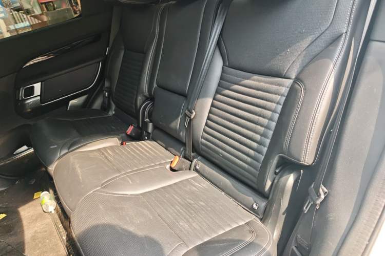 Used Land Rover Discovery 2023 Revised Version 360 PS R-Dynamic S Left Rear Seat