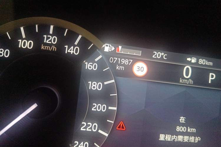Used Land Rover Discovery 2023 360 PS R-Dynamic S Odometer Close Up