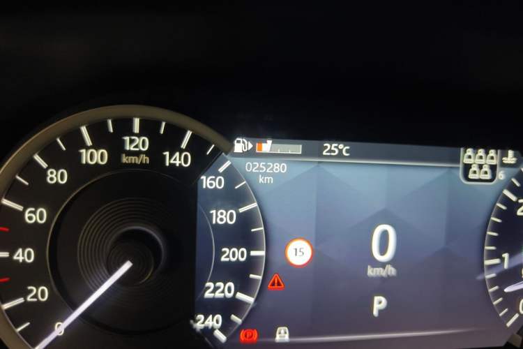Used Land Rover Discovery 2023 300PS S Odometer Close Up