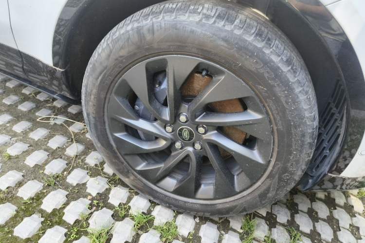 Used Land Rover Discovery 2023 Revised Version 360 PS R-Dynamic S Right Front Wheel Hub
