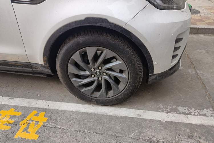 Used Land Rover Discovery 2023 Revised Version 360 PS R-Dynamic S Right Front Wheel Hub