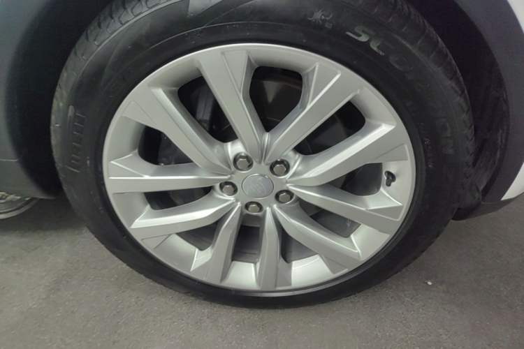 Used Land Rover Discovery 2023 360 PS R-Dynamic S Right Front Wheel Hub