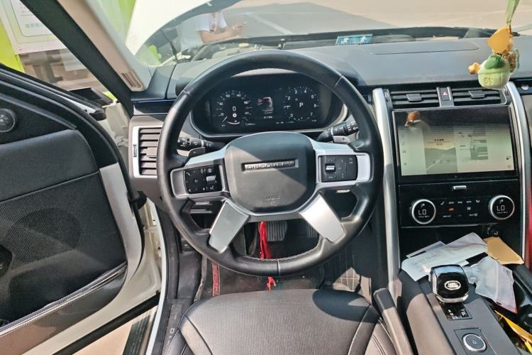 Used Land Rover Discovery 2023 Revised Version 360 PS R-Dynamic S Steering Wheel