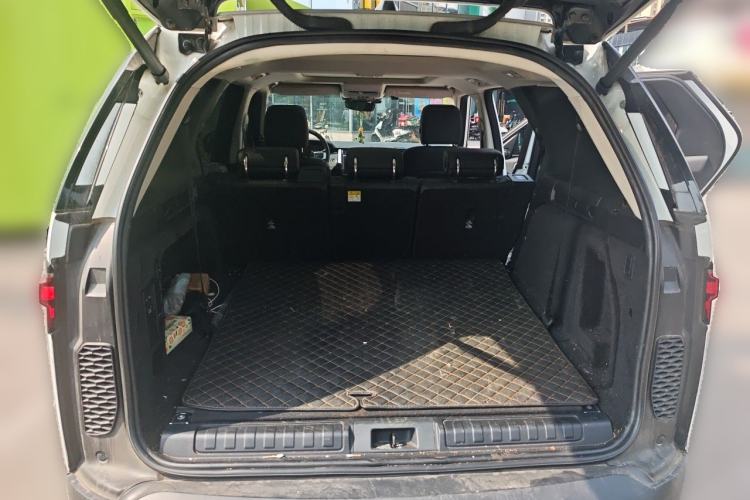 Used Land Rover Discovery 2023 Revised Version 360 PS R-Dynamic S Trunk