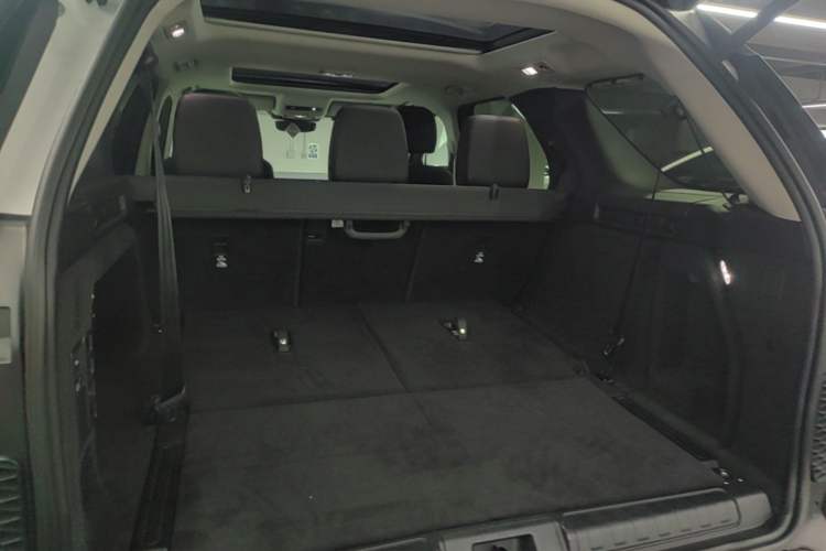 Used Land Rover Discovery 2023 360 PS R-Dynamic S Trunk