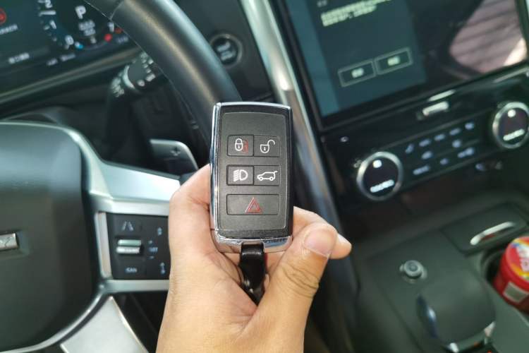 Used Land Rover Discovery 2023 Revised Version 360 PS R-Dynamic S Vehicle Key