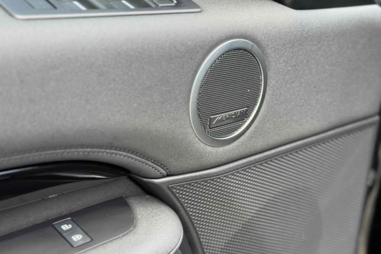 Used Land Rover Discovery 2024 360 PS S Audio And AC Panel