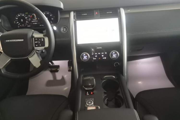 Used Land Rover Discovery 2024 360 PS Dynamic SE Audio And AC Panel
