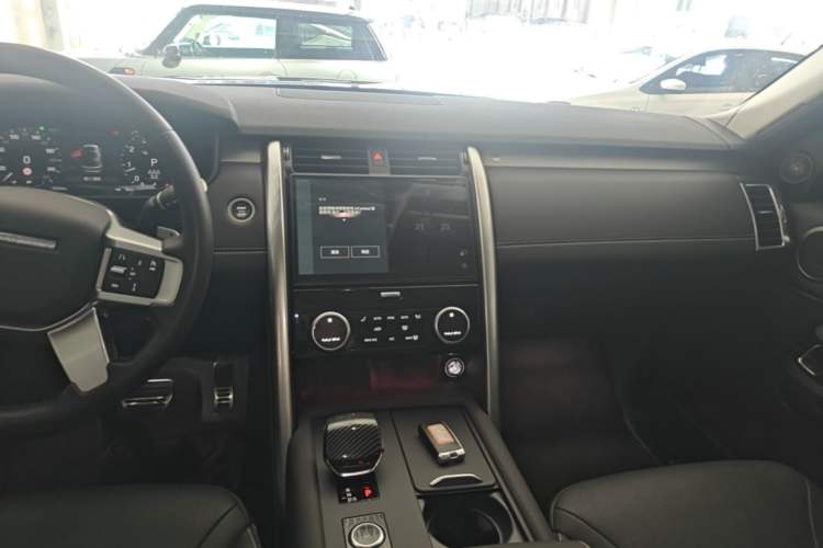 Used Land Rover Discovery 2024 360 PS Dynamic SE Audio And AC Panel