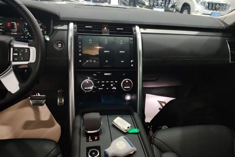 Used Land Rover Discovery 2024 360 PS Dynamic SE Audio And AC Panel
