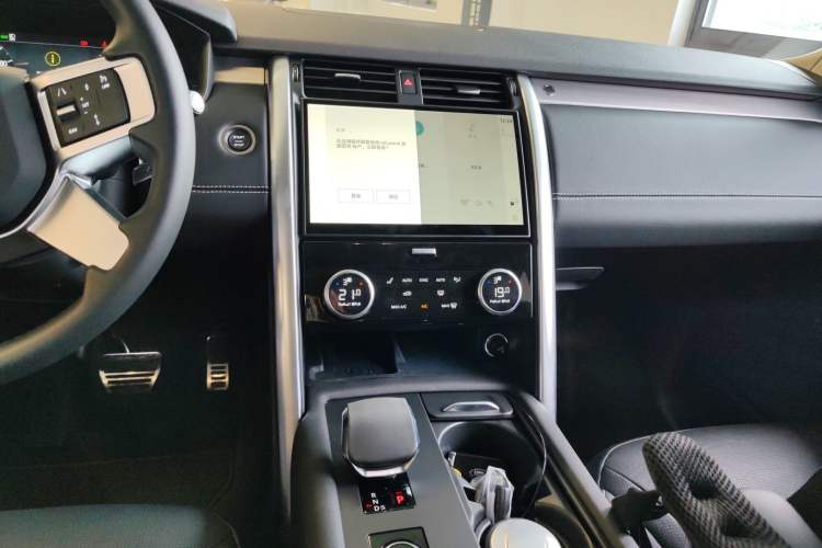 Used Land Rover Discovery 2024 360 PS Dynamic SE Audio And AC Panel