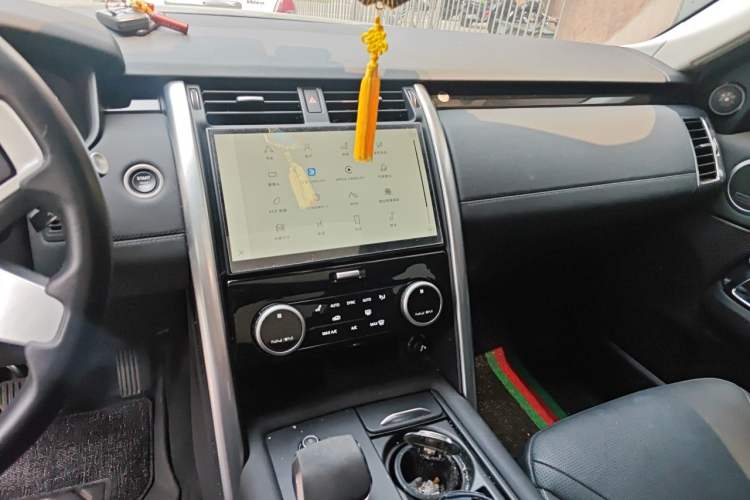 Used Land Rover Discovery 2024 360 PS S Audio And AC Panel