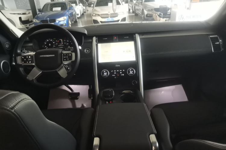 Used Land Rover Discovery 2024 360 PS Dynamic SE Center Console