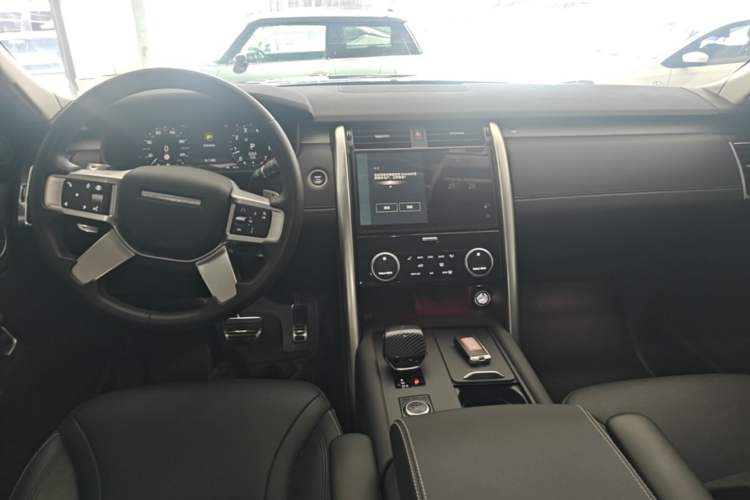 Used Land Rover Discovery 2024 360 PS Dynamic SE Center Console