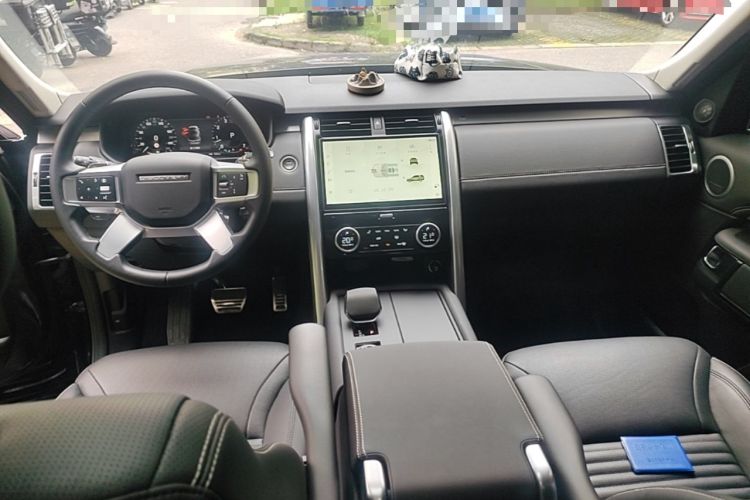 Used Land Rover Discovery 2024 360 PS Dynamic SE Center Console