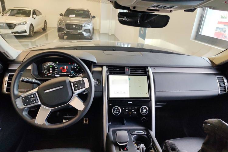 Used Land Rover Discovery 2024 360 PS Dynamic SE Center Console