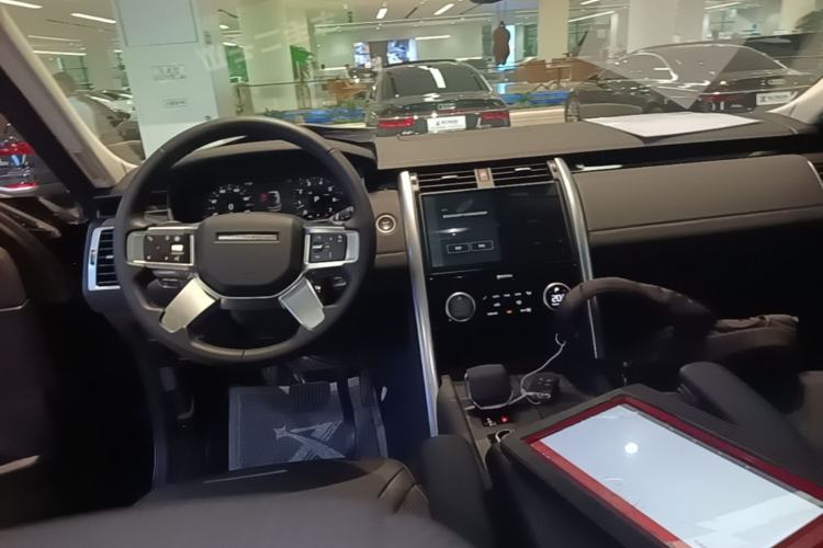 Used Land Rover Discovery 2024 360 PS S Center Console