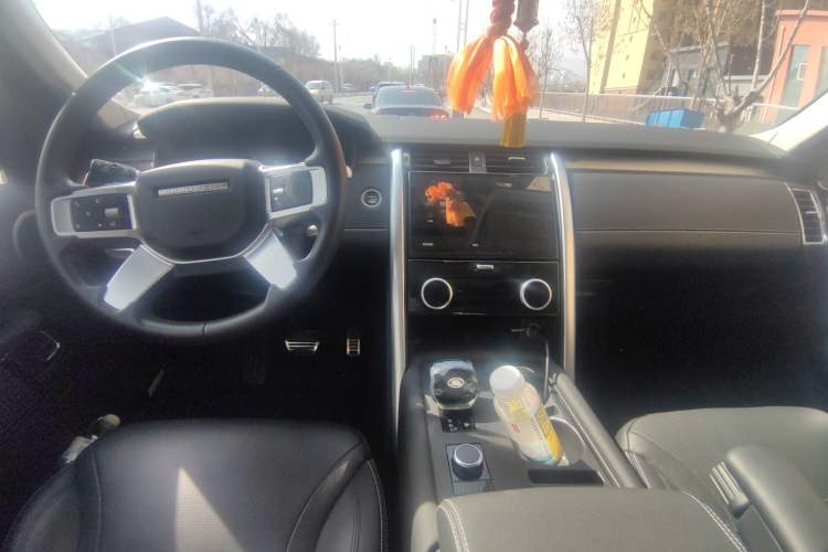 Used Land Rover Discovery 2024 360 PS Dynamic SE Center Console