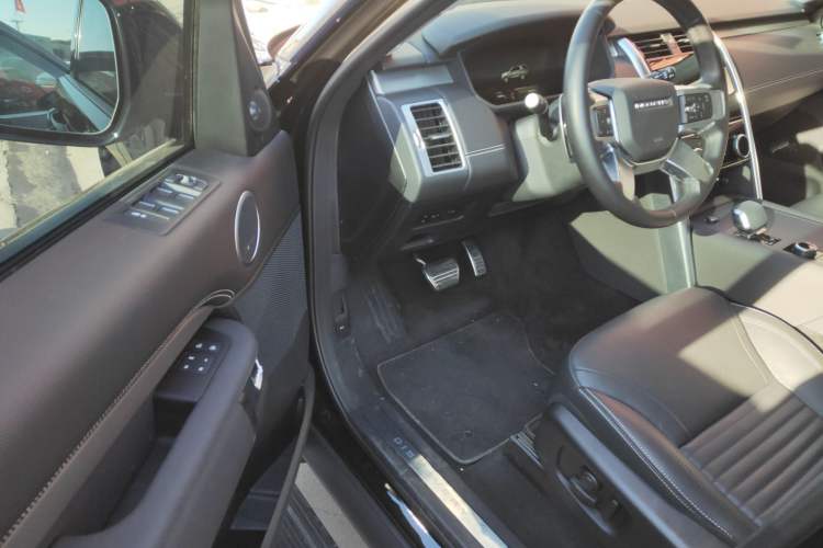 Used Land Rover Discovery 2024 360 PS Dynamic SE Driver Seat