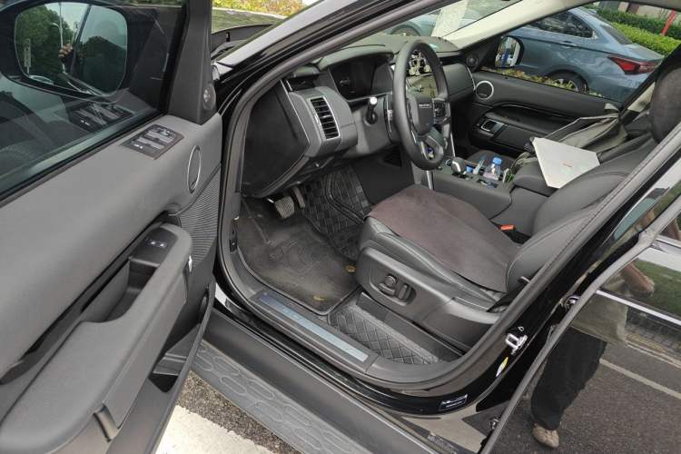 Used Land Rover Discovery 2024 360 PS S Driver Seat