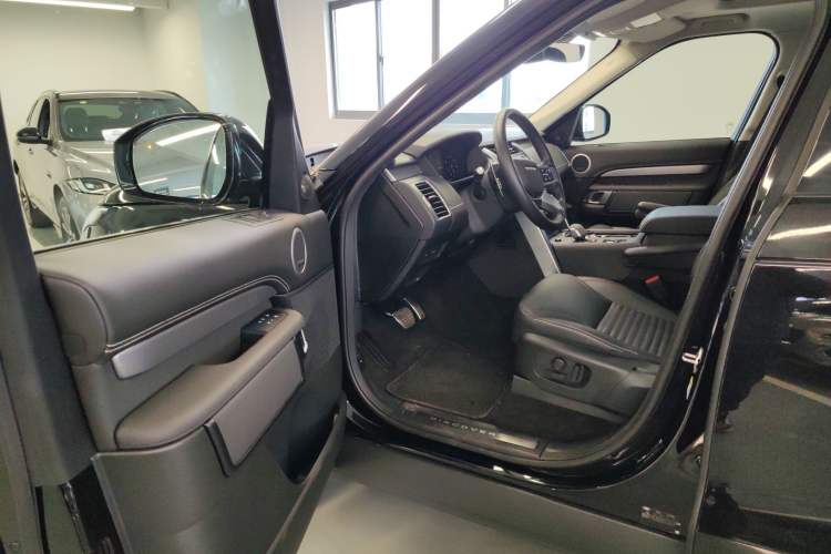 Used Land Rover Discovery 2024 360 PS Dynamic SE Driver Seat