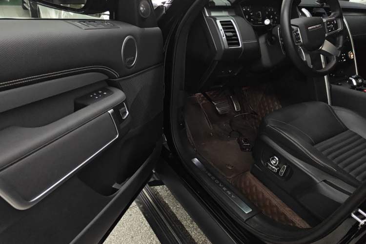 Used Land Rover Discovery 2024 360 PS Dynamic SE Driver Seat