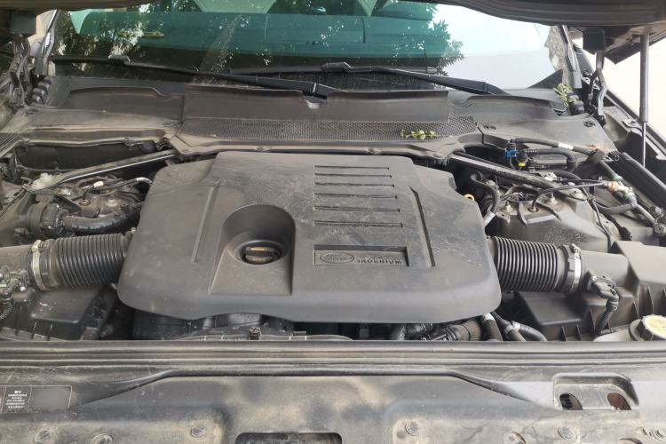 Used Land Rover Discovery 2024 360 PS Dynamic SE Engine Bay