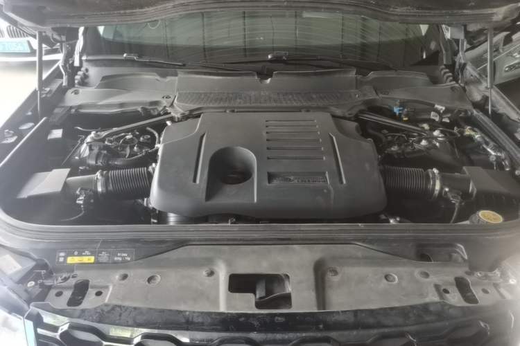 Used Land Rover Discovery 2024 360 PS Dynamic SE Engine Bay