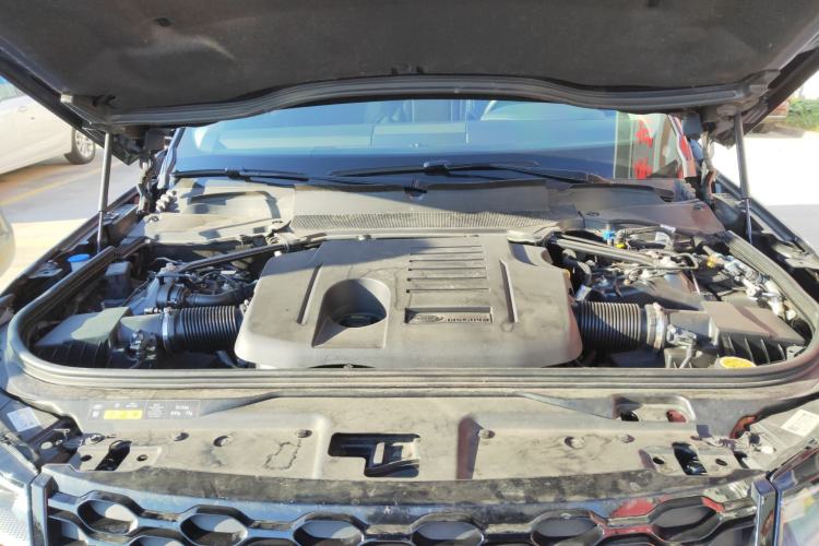 Used Land Rover Discovery 2024 360 PS Dynamic SE Engine Bay