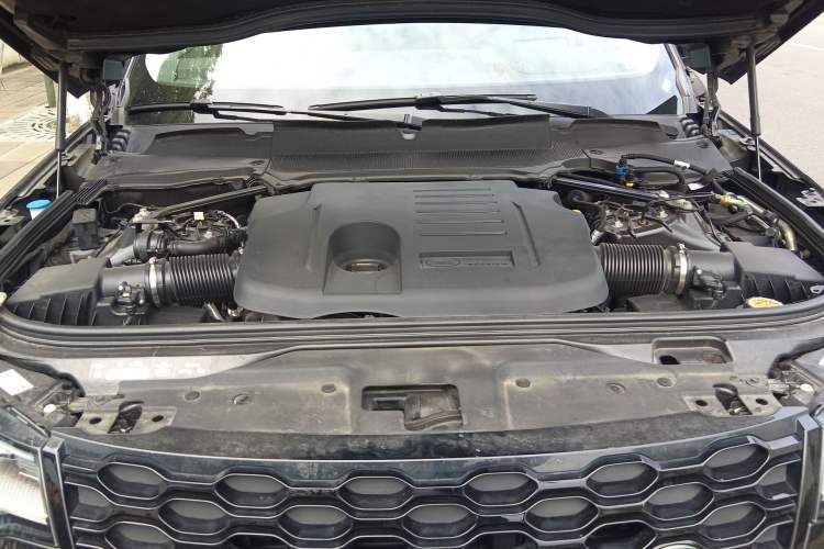 Used Land Rover Discovery 2024 360 PS Dynamic HSE Engine Bay