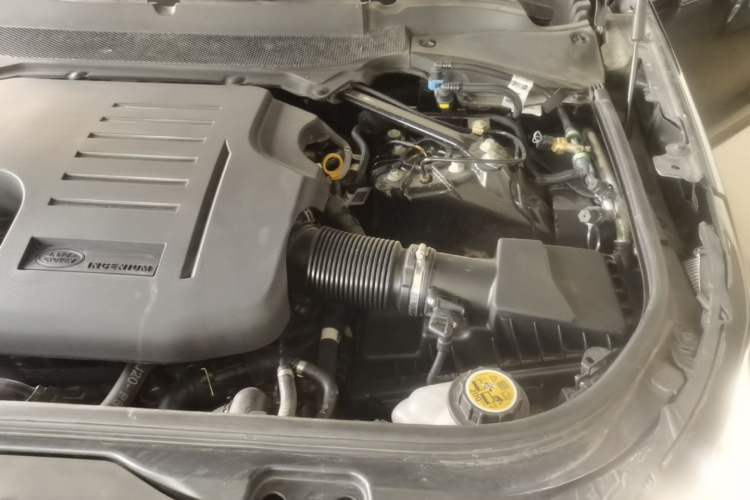 Used Land Rover Discovery 2024 360 PS Dynamic SE Engine Bay Left