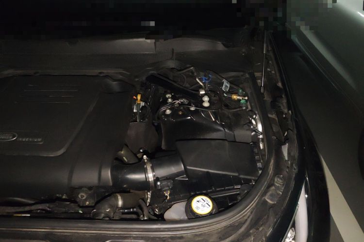 Used Land Rover Discovery 2024 300PS S Engine Bay Left