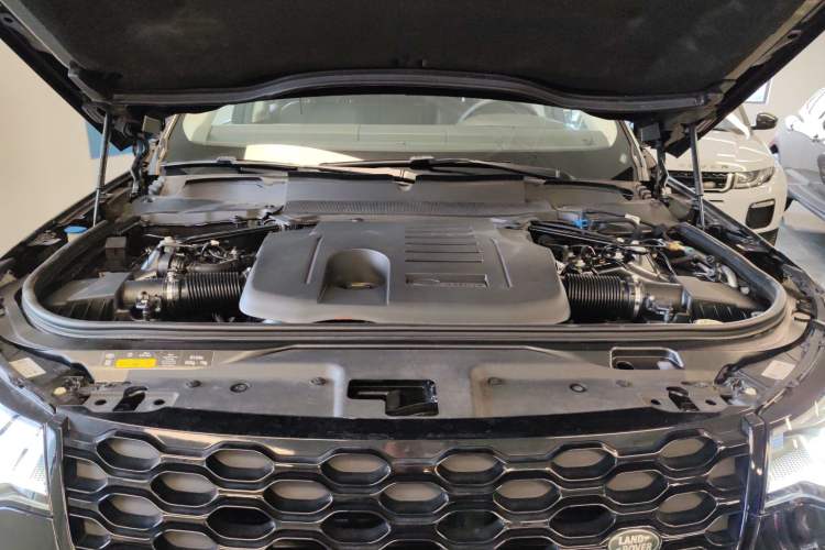 Used Land Rover Discovery 2024 360 PS Dynamic SE Engine Bay
