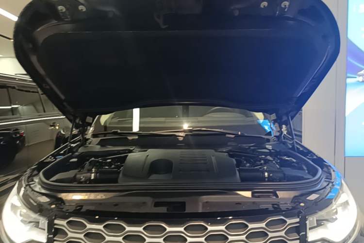 Used Land Rover Discovery 2024 360 PS S Engine Bay