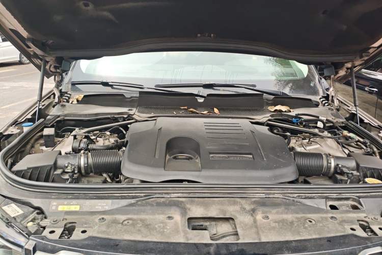 Used Land Rover Discovery 2024 360 PS S Engine Bay