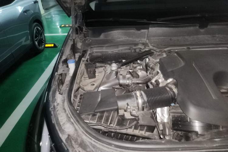Used Land Rover Discovery 2024 360 PS S Engine Bay Right